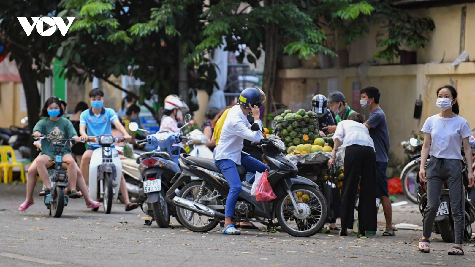 Makeshift markets in Hanoi remain busy despite COVID-19 measures